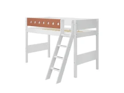 Mittelhohes Bett mit Schrägleiter