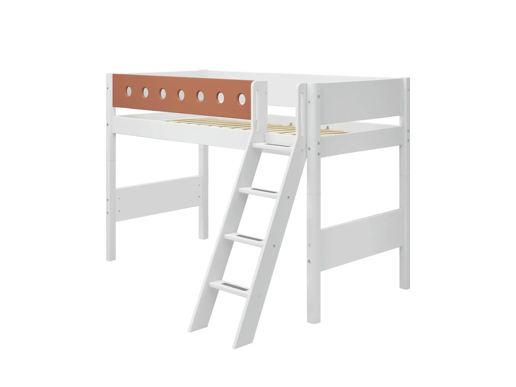 Mittelhohes Bett mit Schrägleiter