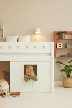 Mittelhohes Bett, mit Schrägleiter & Baumhaus-Bettenfronten, weiß