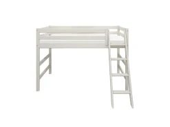 Mittelhohes Bett mit Schrägleiter