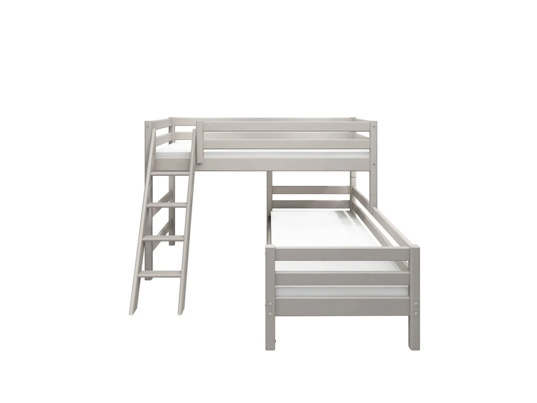 Mittelhohes Bett mit Schrägleiter
