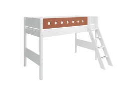 Mittelhohes Bett mit Schrägleiter