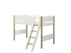 Mittelhohes Bett mit Schrägleiter