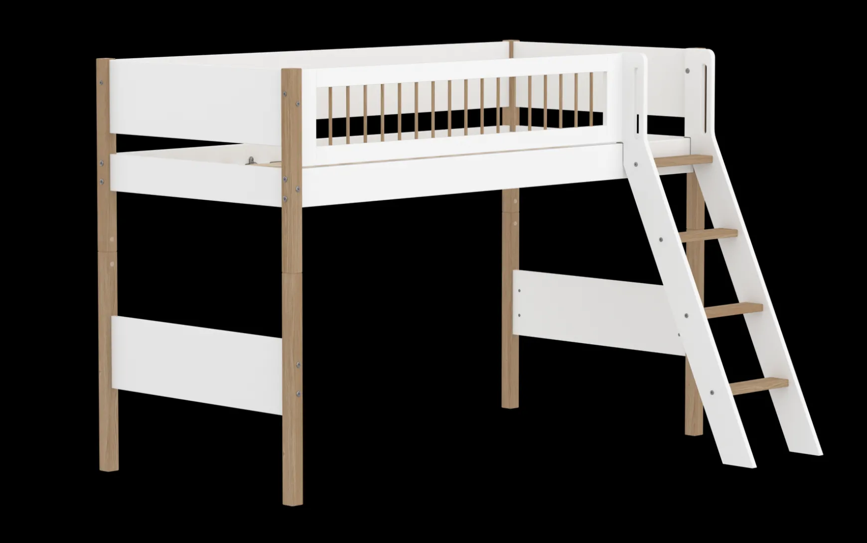 Mittelhohes Bett mit Schrägleiter