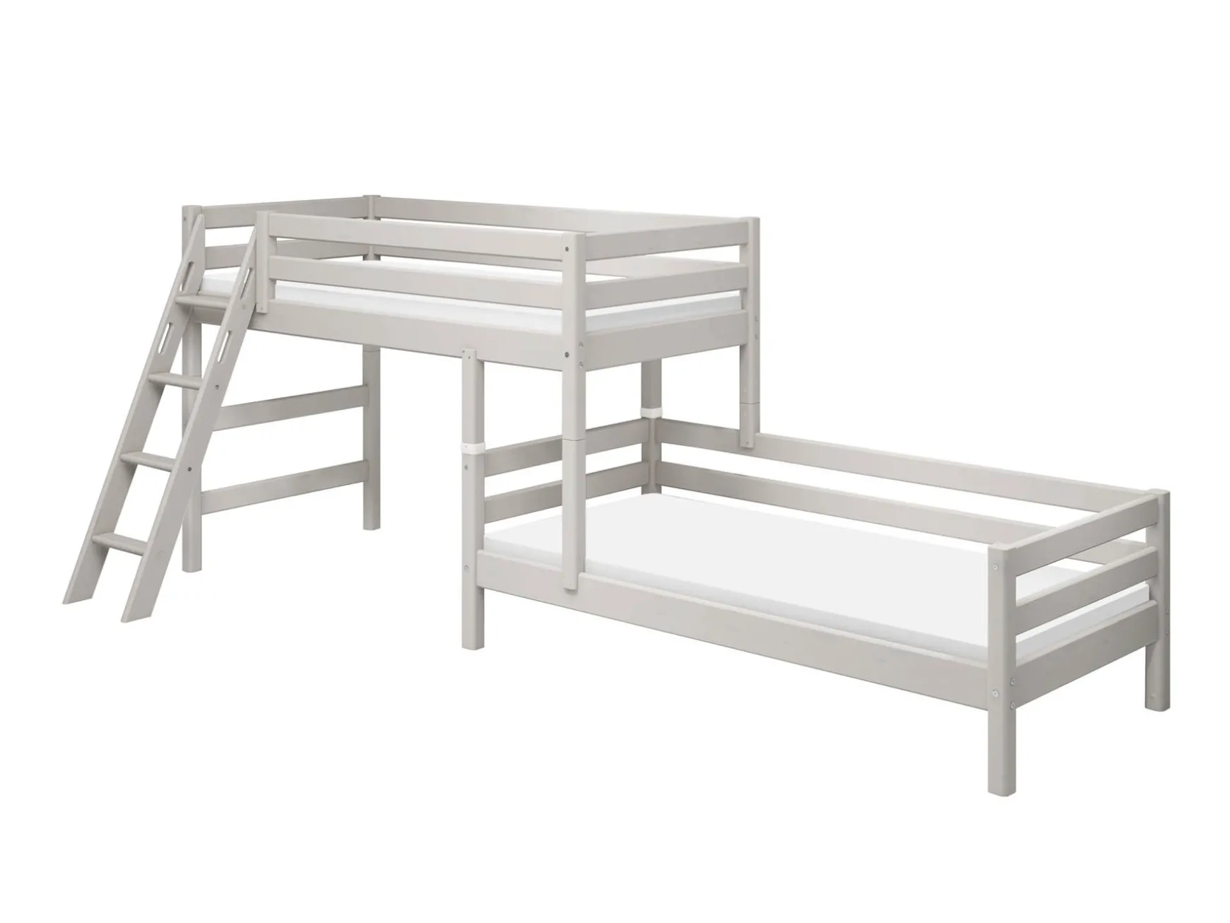 Mittelhohes Bett mit Schrägleiter