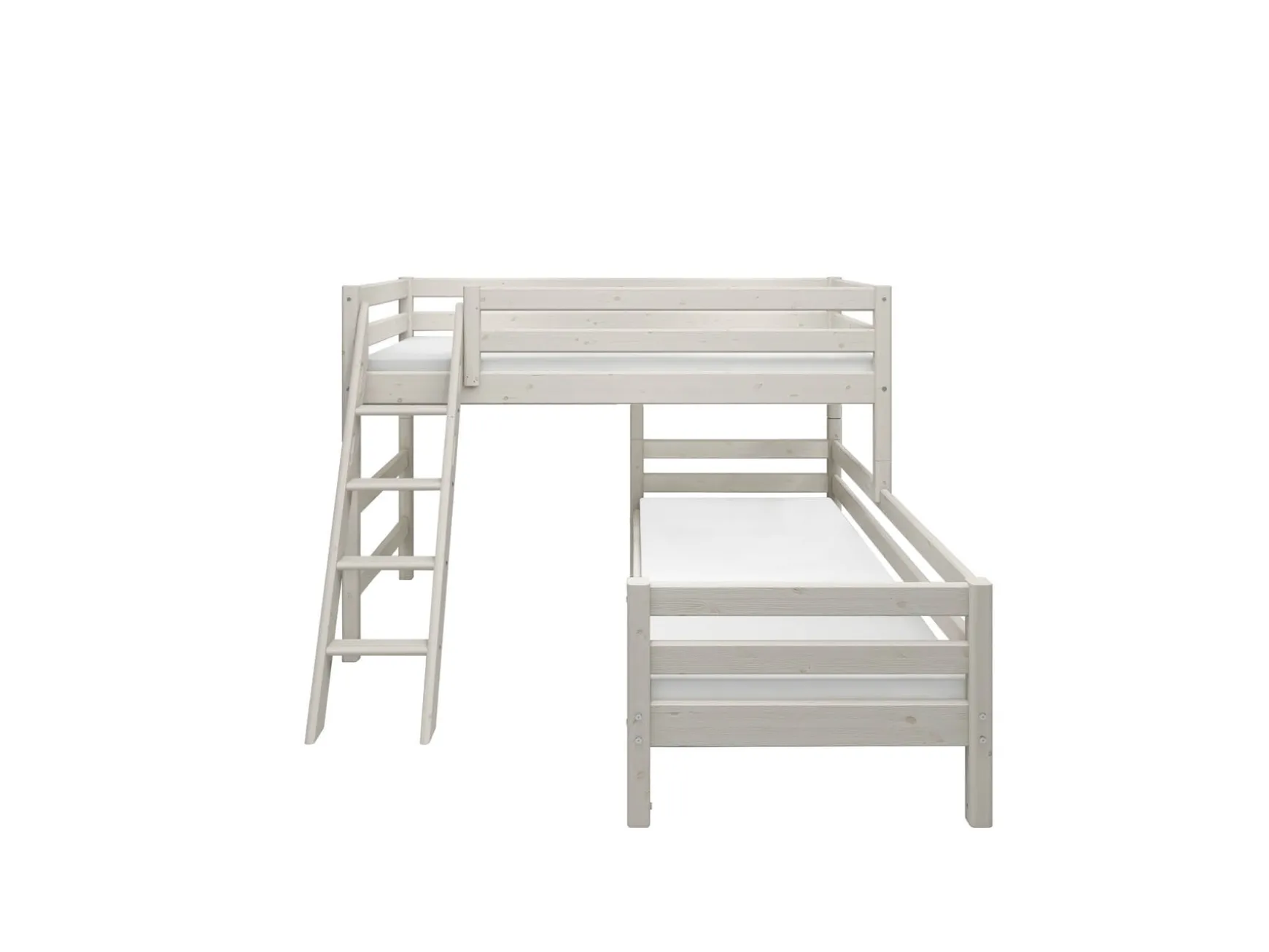 Mittelhohes Bett mit Schrägleiter