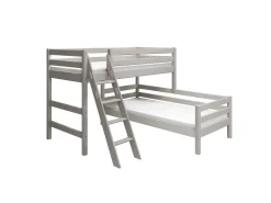 Mittelhohes Bett mit Schrägleiter