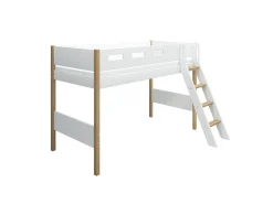 Mittelhohes Bett mit Schrägleiter