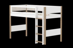 Mittelhohes Bett mit senkrechter Leiter
